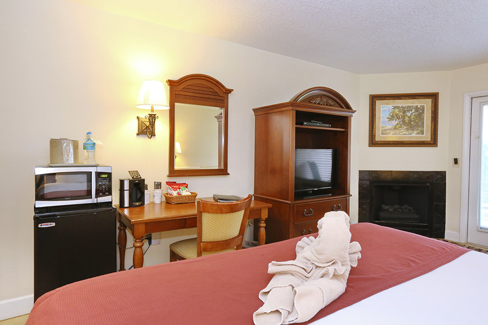 Garden View King Room TV/Desk