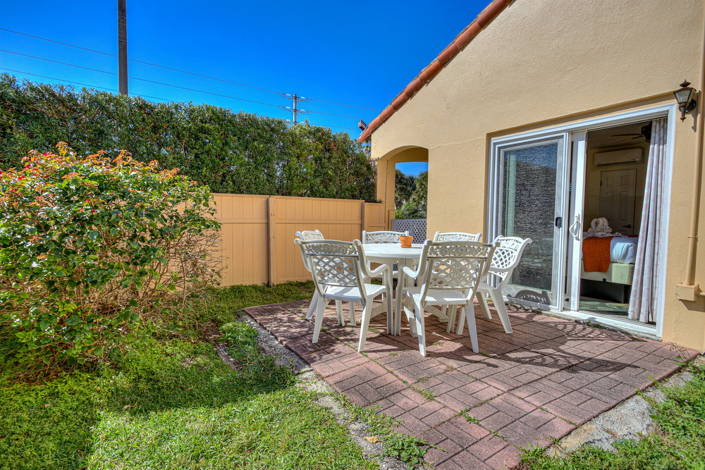 Large outdoor private patio