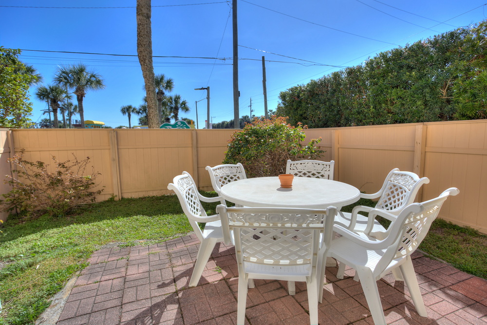 Large outdoor private patio